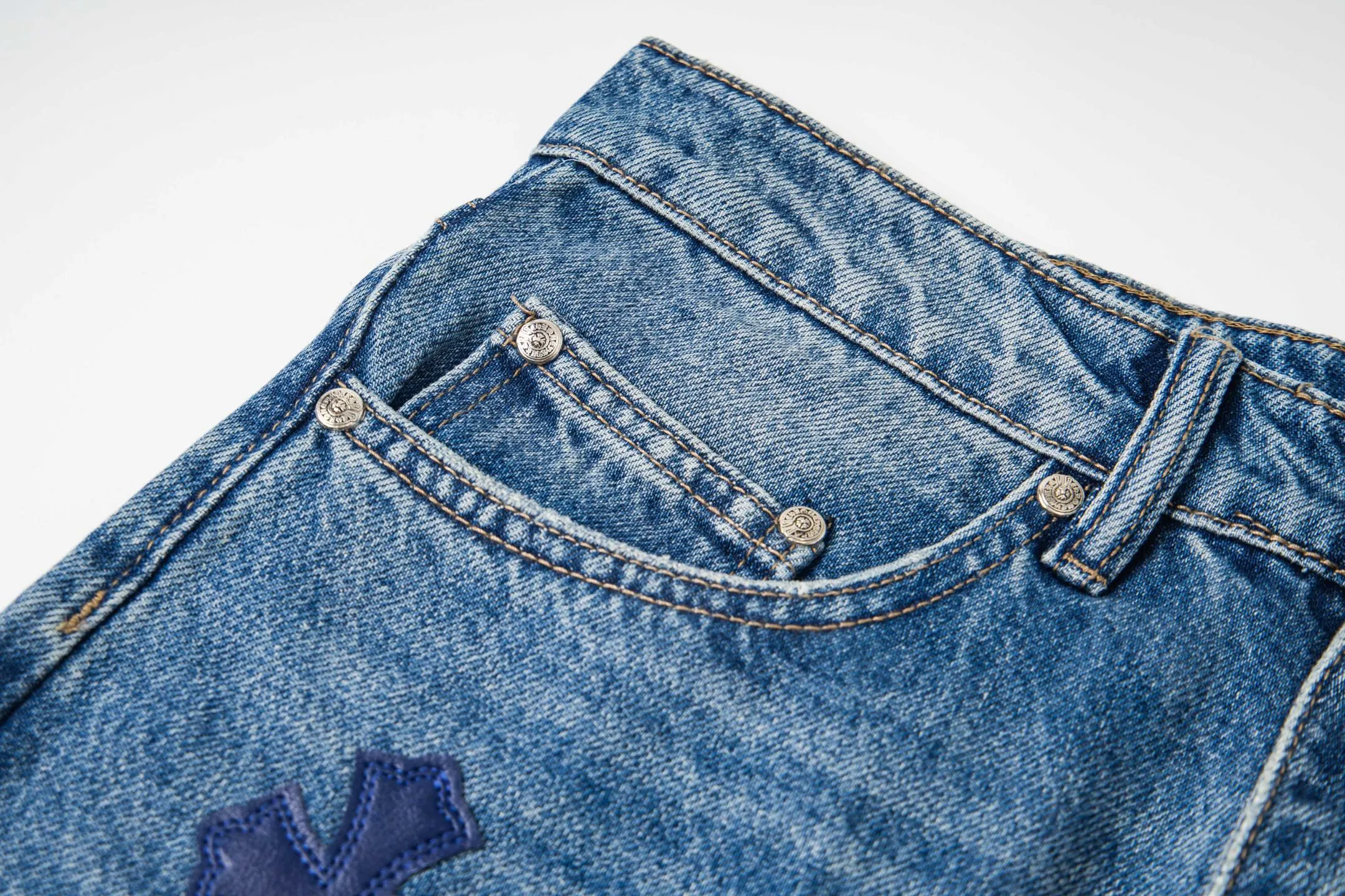 P260 Chrome Hearts micro-flared light blue multi-leather hot jeans. CH jeans need to be washed after the finished product, then disassembled and hand-stitched with sheepskin cross leather and then spliced ​​to complete. The whole piece has too many craftsmanship to explain. The patchwork cross pattern is embellished, and the high-waisted washed jeans! ! Absolutely high-end luxury products, god-level single products and super popular products, made with top heavy industry, a must-see magic weapon. Customized hardware. The fabric is thick and soft after washing. It has good breathability. Customized small leather label. Unique design. The details are simple and elegant, and the workmanship is exquisite. The entire trousers are neatly routed and the details are in place! It’s so cool that both men and women can easily control the genderless trend! Style number: 1796# Color: blue Size: 28 30 32 34 36